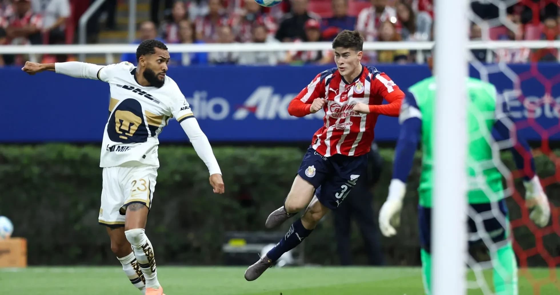 Jugador de Pumas intentando rematar a puerta Jugador de Pumas intentando rematar a puerta