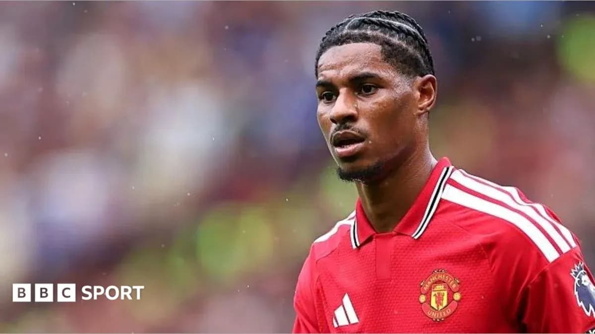 Jugador de Manchester United en el campo de juego Jugador de Manchester United en el campo de juego