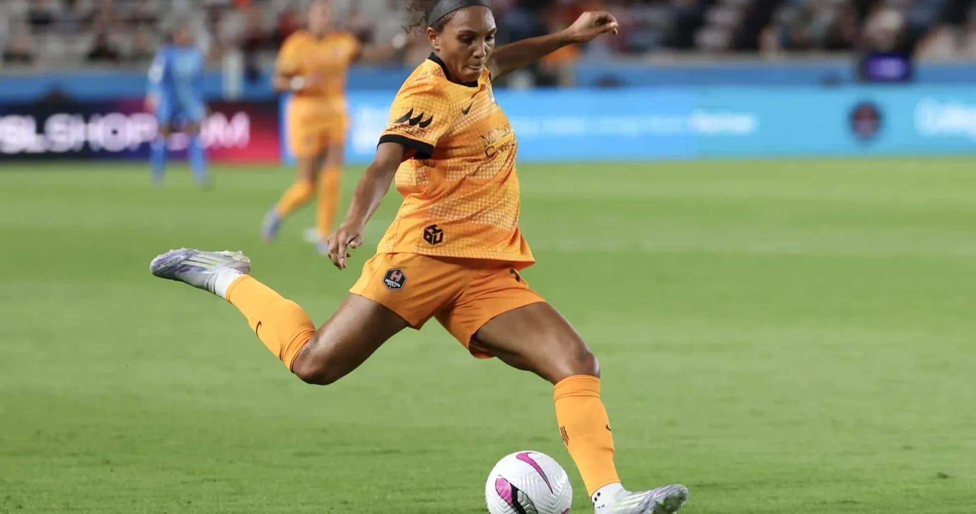 Jugadora del Houston Dash pateando el balón Jugadora del Houston Dash pateando el balón