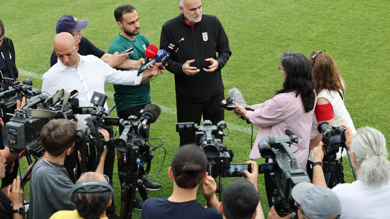 Entrenador respondiendo preguntas en conferencia de prensa Entrenador respondiendo preguntas en conferencia de prensa