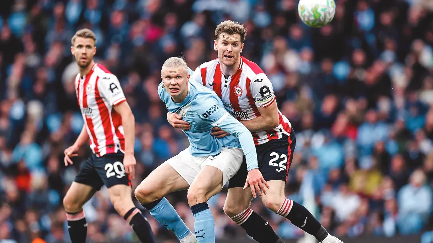 Erling Haaland luchando por el balón en el partido Erling Haaland luchando por el balón en el partido
