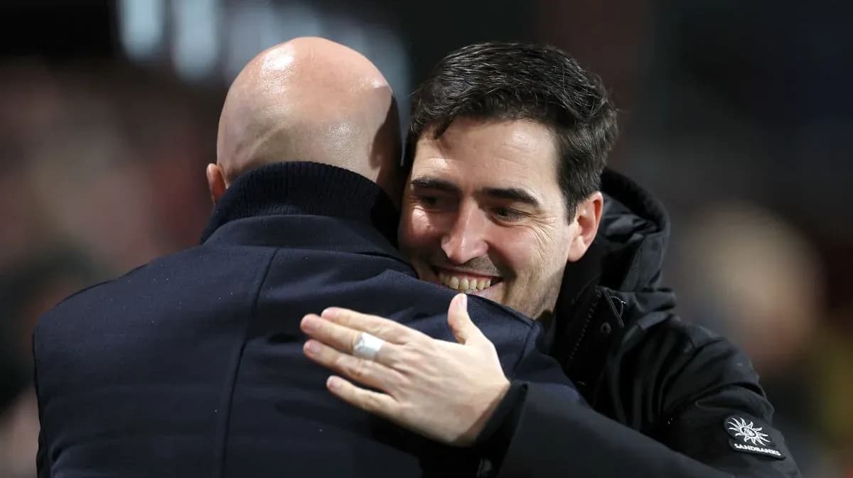 Dos entrenadores abrazándose durante un partido Dos entrenadores abrazándose durante un partido