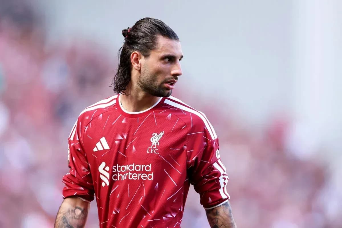 Portero de Liverpool en uniforme rojo durante partido Portero de Liverpool en uniforme rojo durante partido