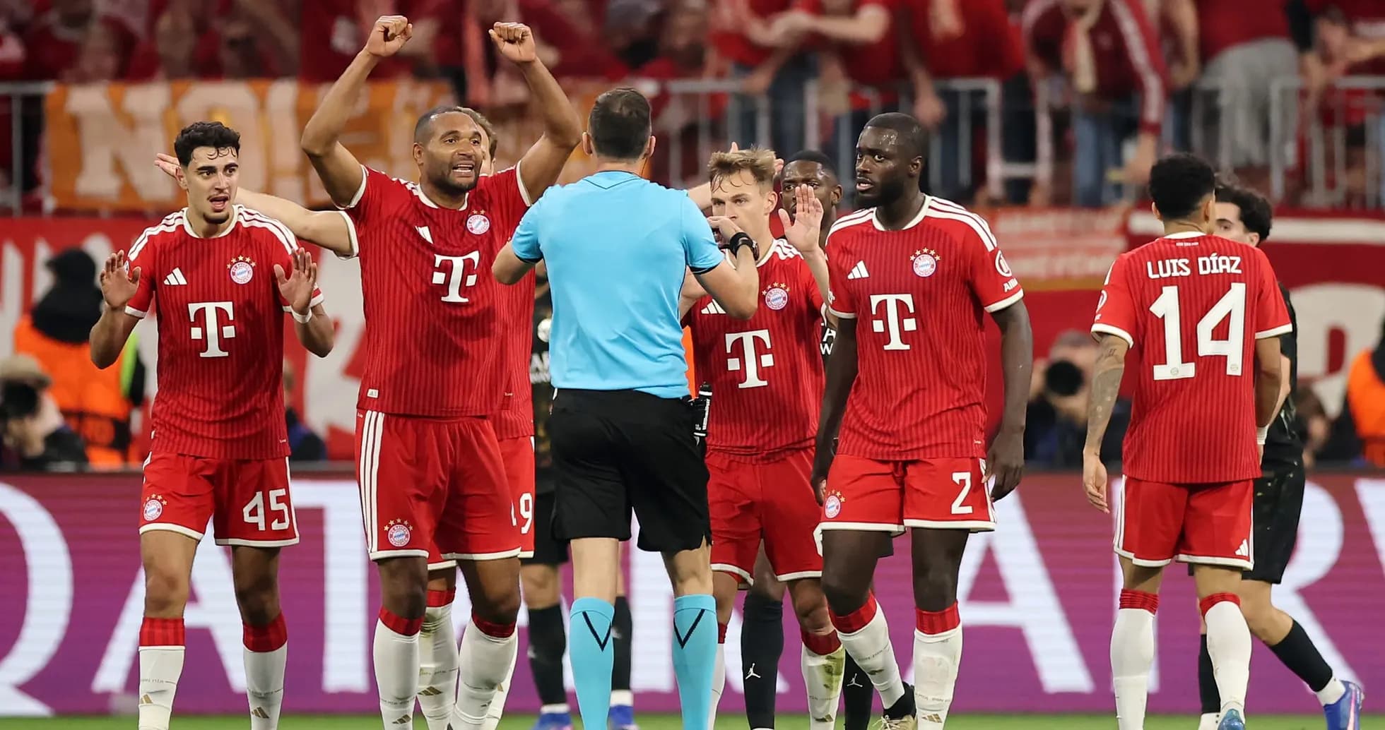 Jugadores de Bayern protestando al árbitro Jugadores de Bayern protestando al árbitro