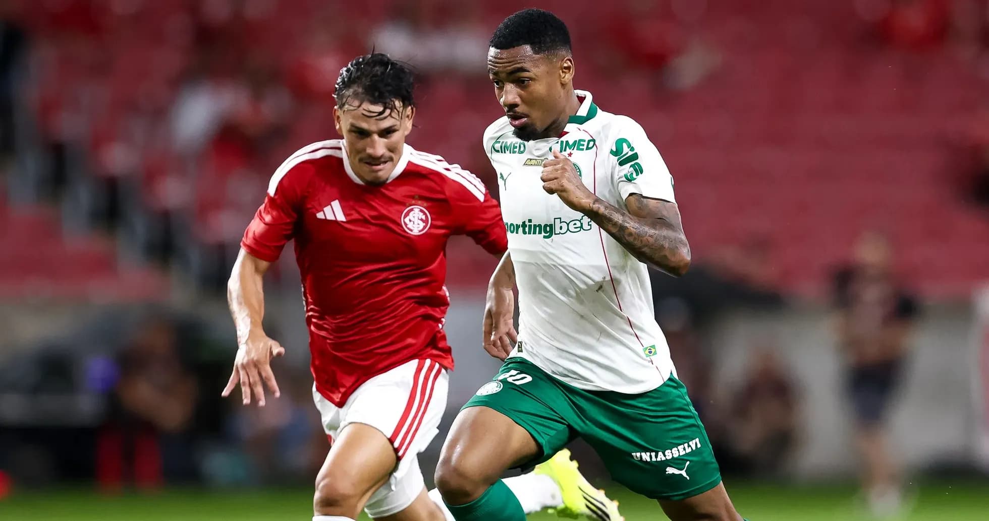 Jugador de Palmeiras avanzando con el balón contra rival Jugador de Palmeiras avanzando con el balón contra rival