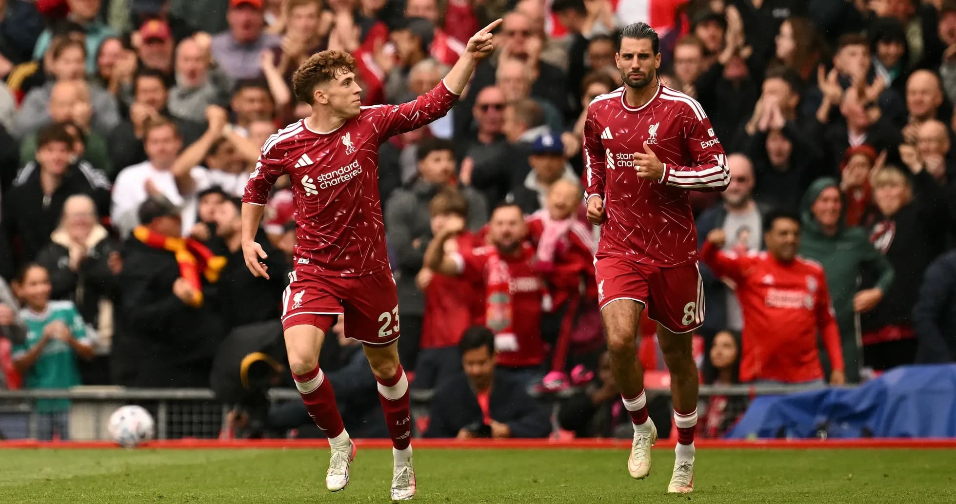 Dos jugadores de Liverpool celebrando un gol Dos jugadores de Liverpool celebrando un gol