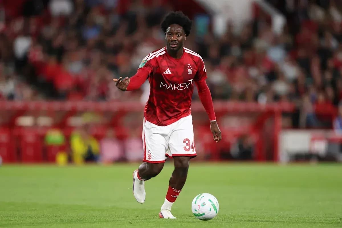 Jugador de Nottingham Forest corriendo con balón en campo Jugador de Nottingham Forest corriendo con balón en campo