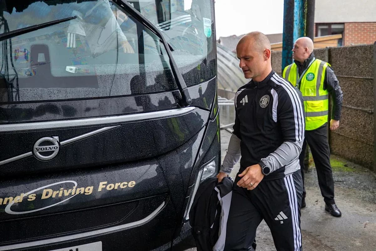Entrenador llegando al autobús del equipo bajo la lluvia Entrenador llegando al autobús del equipo bajo la lluvia