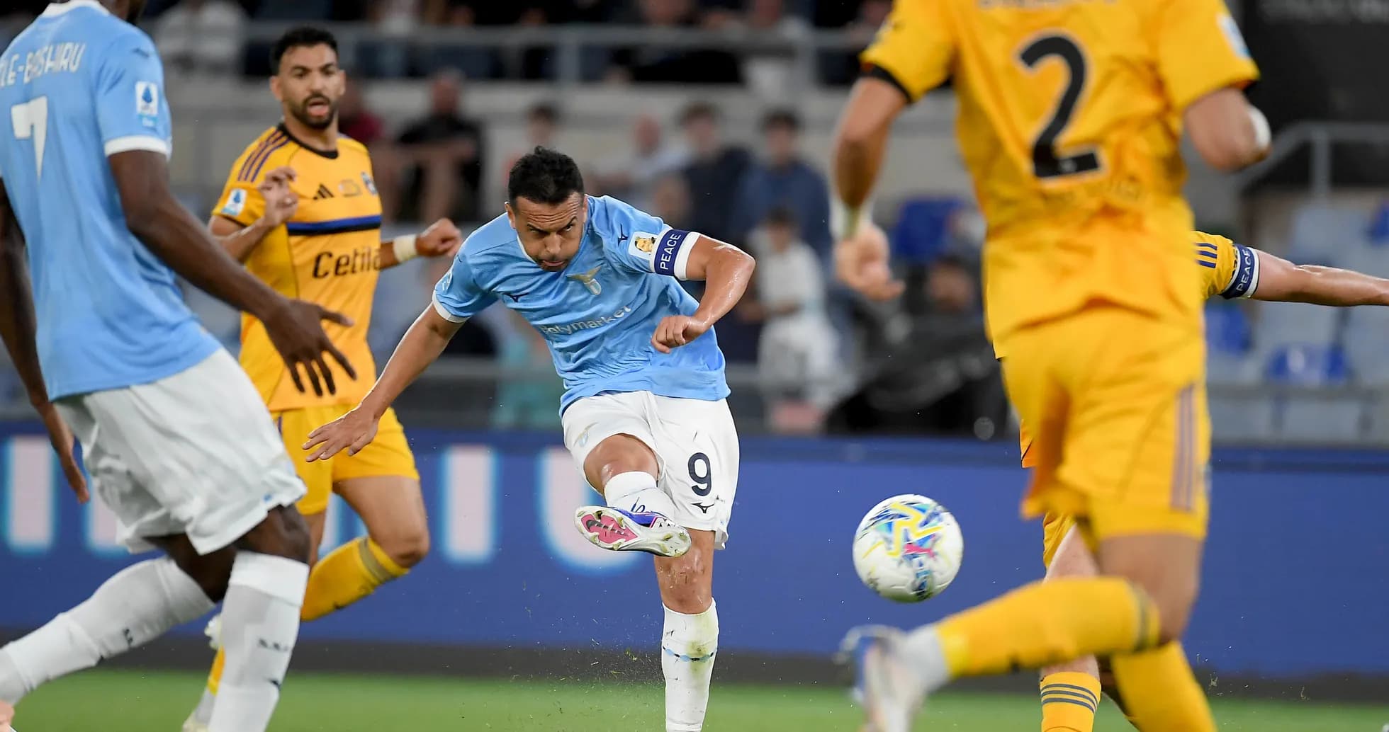 Un jugador de Lazio dispara a portería Un jugador de Lazio dispara a portería