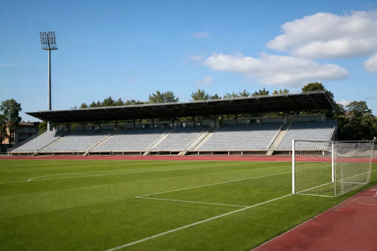 Estadio vacío con campo de fútbol y gradas Estadio vacío con campo de fútbol y gradas