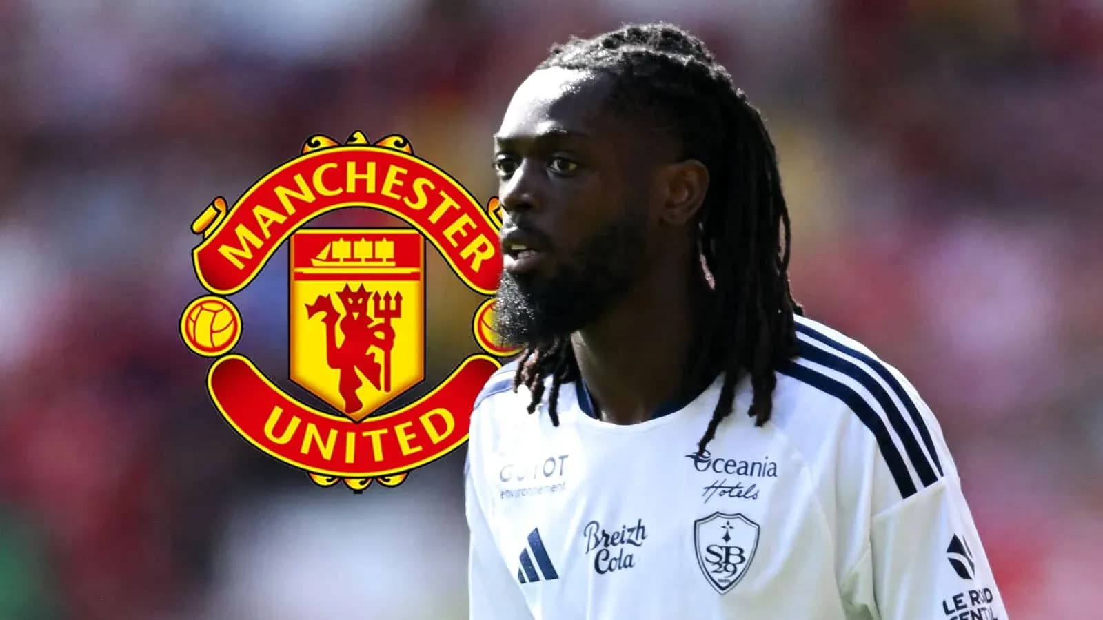 Jugador con camiseta blanca frente al escudo de Manchester United Jugador con camiseta blanca frente al escudo de Manchester United