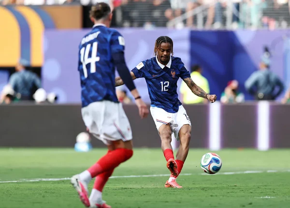 Jugador de Francia ejecutando un tiro en partido Jugador de Francia ejecutando un tiro en partido