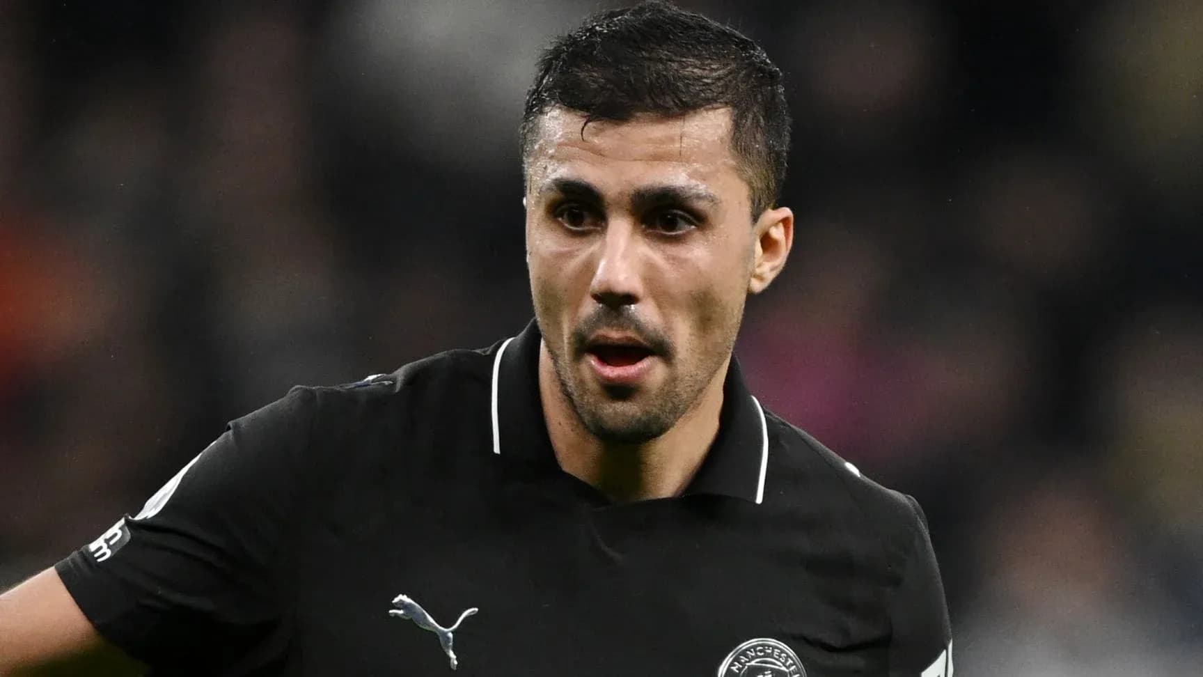 Jugador de fútbol en acción durante un partido Jugador de fútbol en acción durante un partido