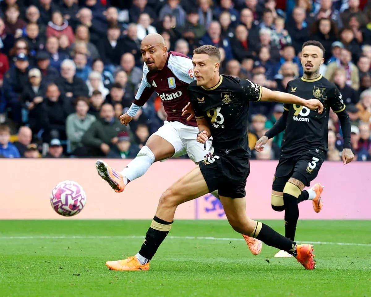 Jugador de Aston Villa disparando a portería Jugador de Aston Villa disparando a portería