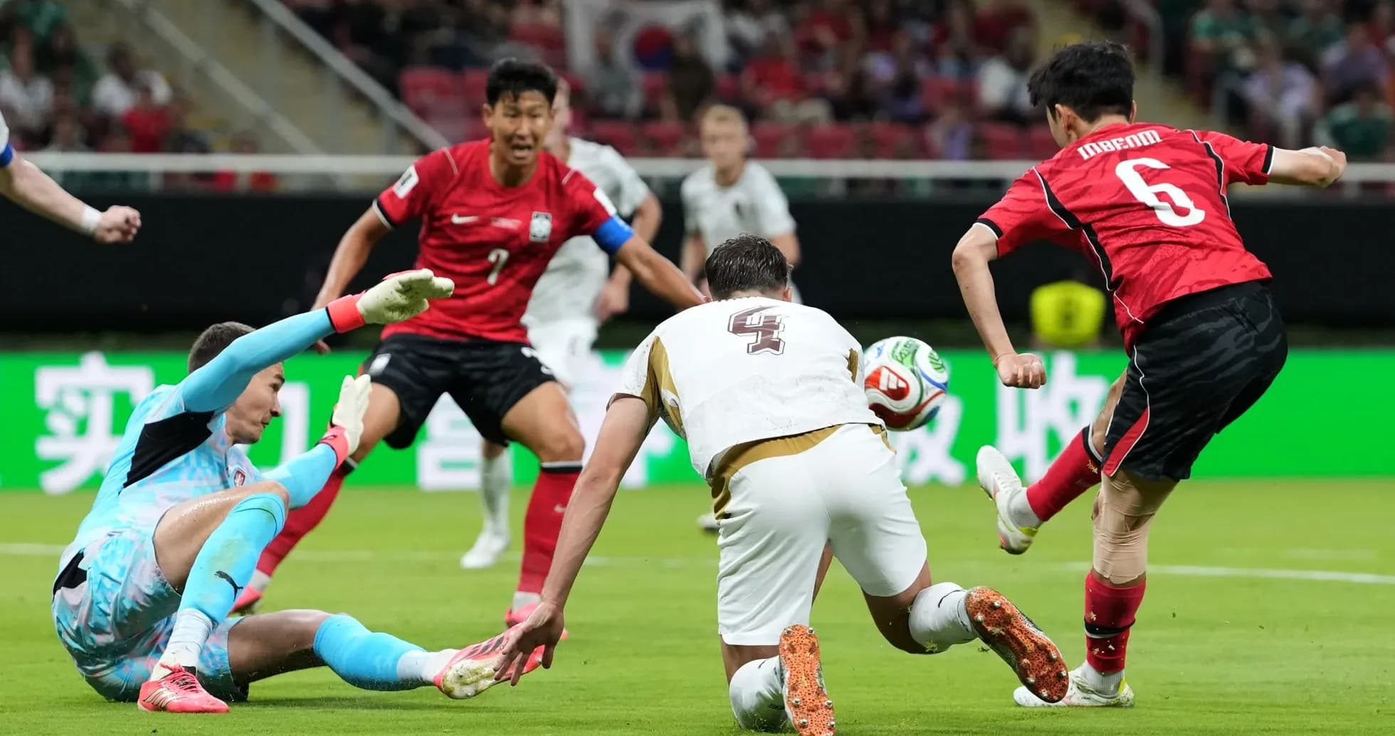 Jugadores de Corea del Sur luchando por el balón Jugadores de Corea del Sur luchando por el balón