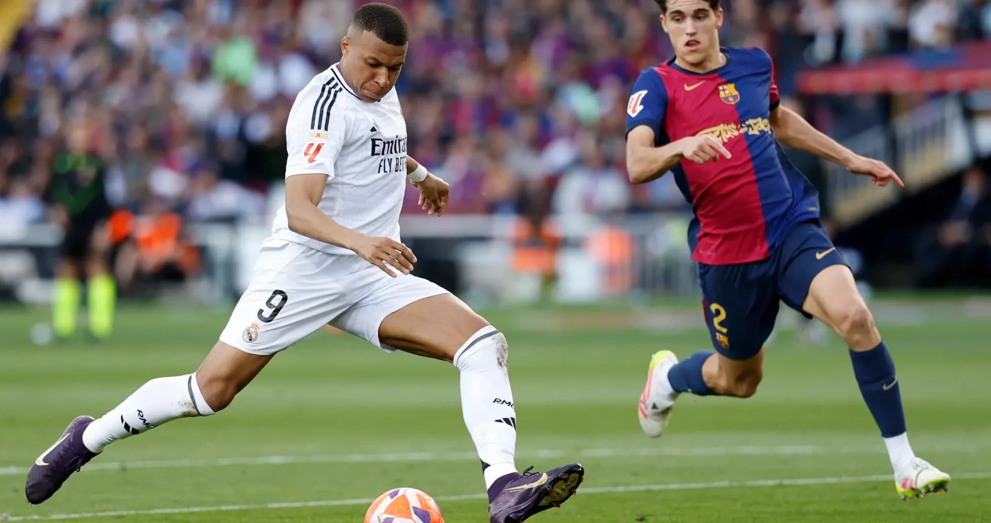 Jugadores de Barcelona y Real Madrid en acción Jugadores de Barcelona y Real Madrid en acción