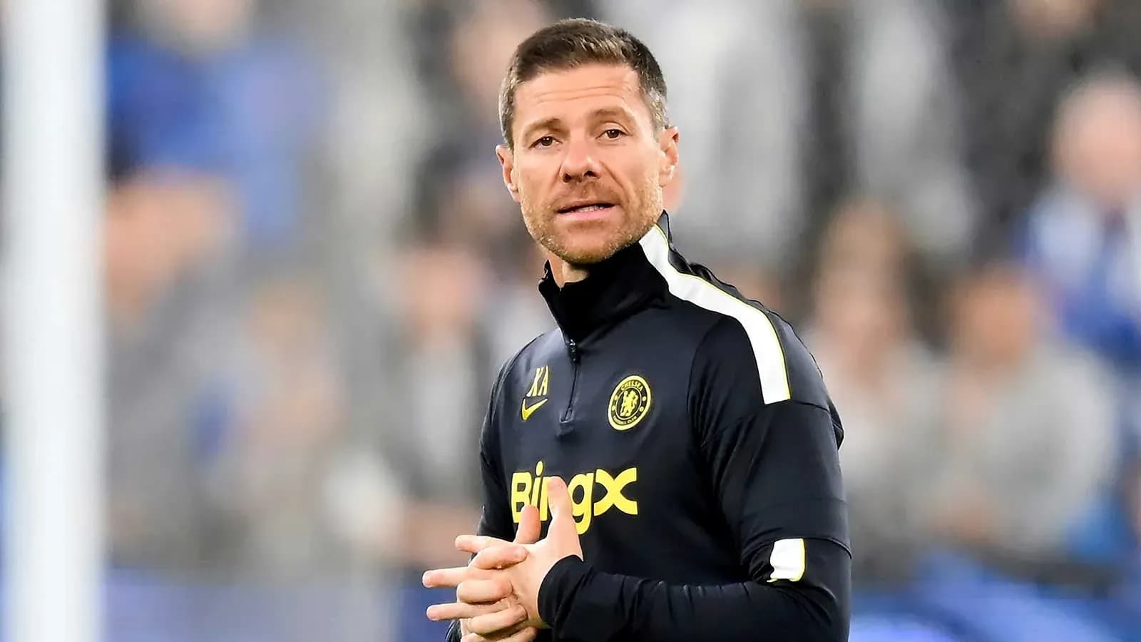 Entrenador de fútbol en el campo durante un partido Entrenador de fútbol en el campo durante un partido