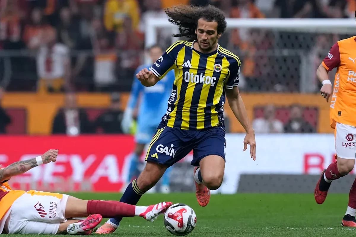 Jugador de Fenerbahçe driblando a oponente en el campo Jugador de Fenerbahçe driblando a oponente en el campo