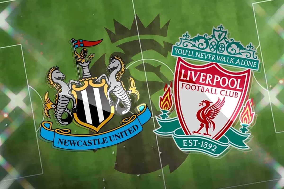 Escudos de Newcastle United y Liverpool FC en el campo Escudos de Newcastle United y Liverpool FC en el campo