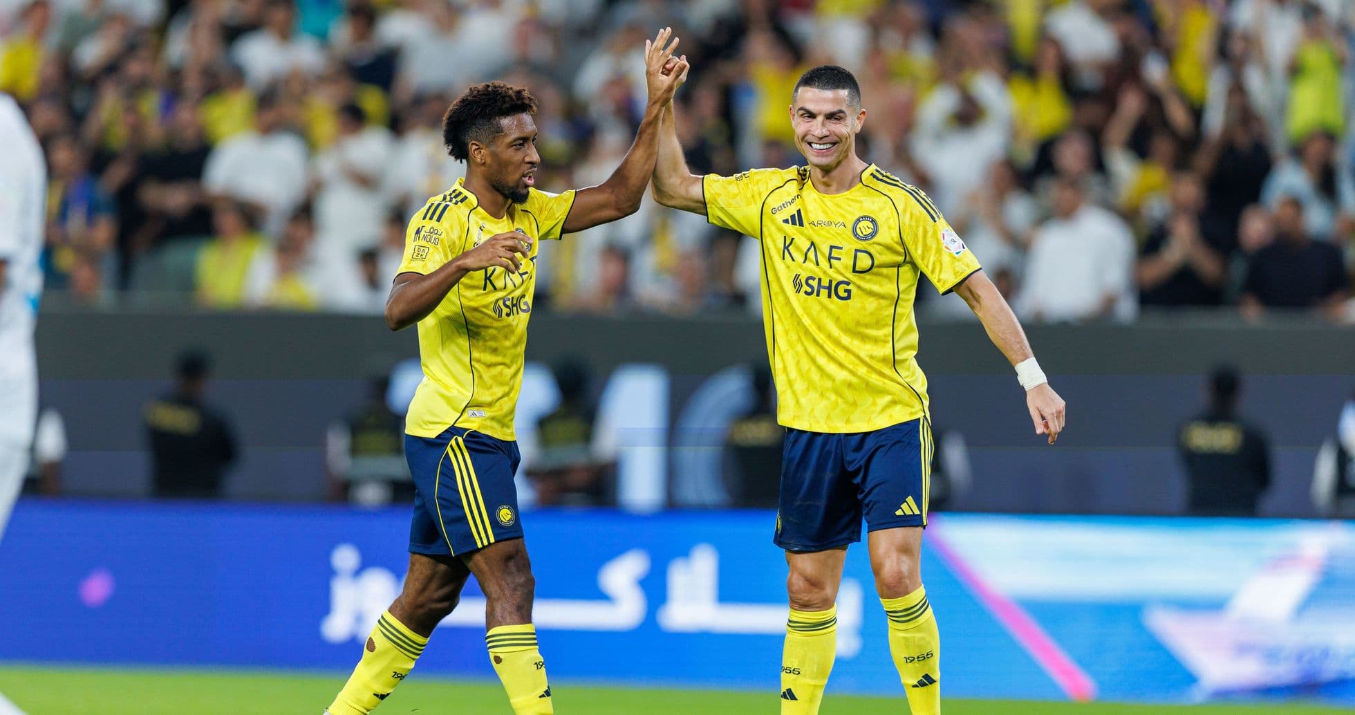 Jugadores de Al Nassr celebrando un gol juntos Jugadores de Al Nassr celebrando un gol juntos
