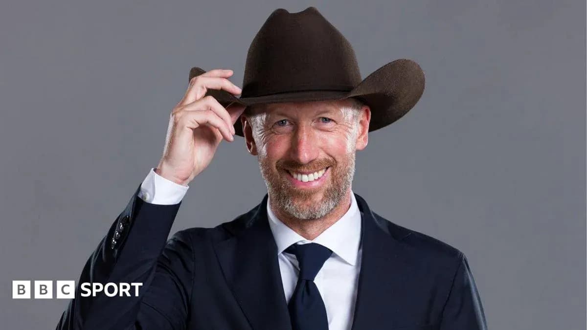 Hombre con sombrero vaquero sonriendo en traje Hombre con sombrero vaquero sonriendo en traje