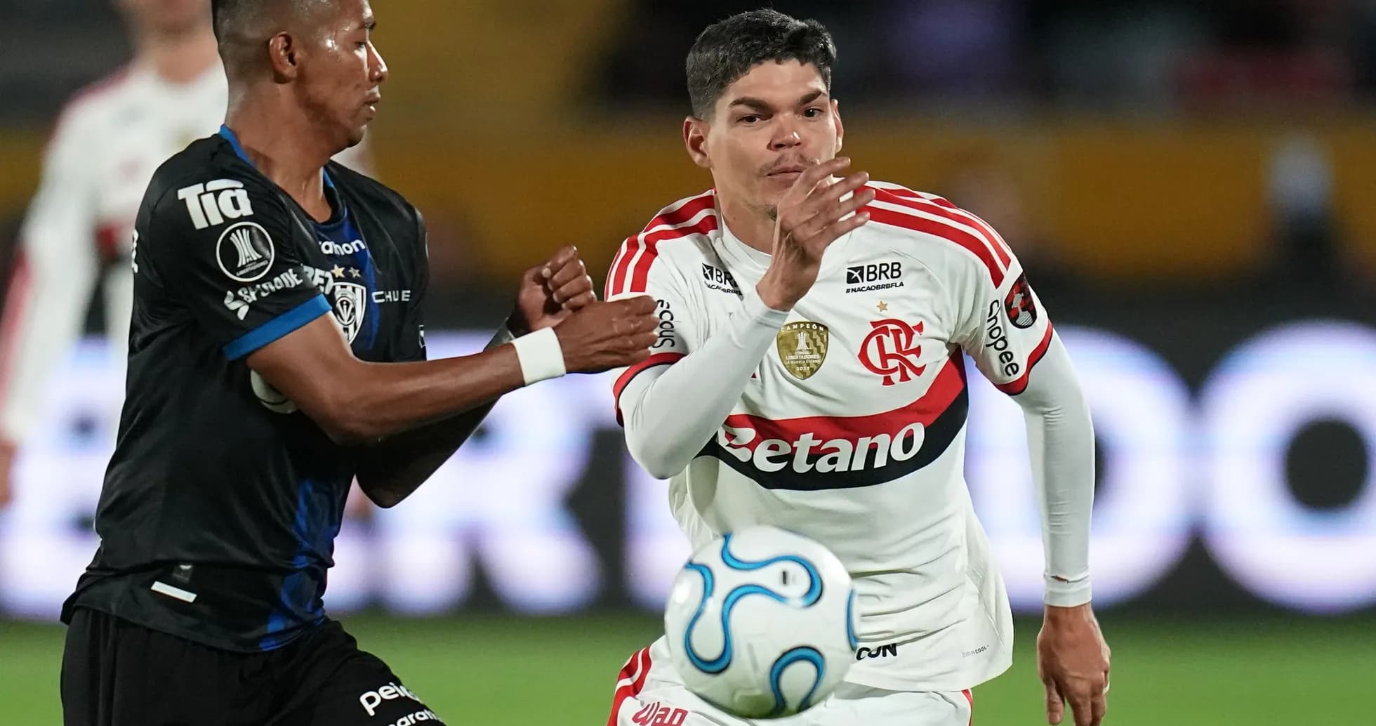 Jugadores de Flamengo e Independiente del Valle en acción Jugadores de Flamengo e Independiente del Valle en acción