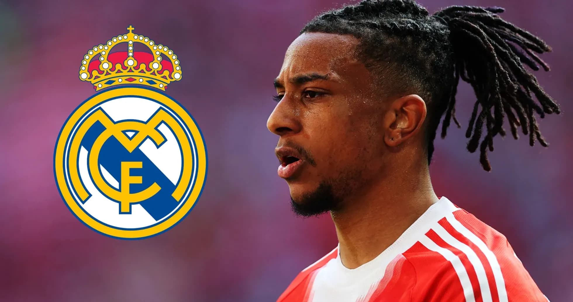 Jugador de fútbol con camiseta roja y escudo del Real Madrid Jugador de fútbol con camiseta roja y escudo del Real Madrid