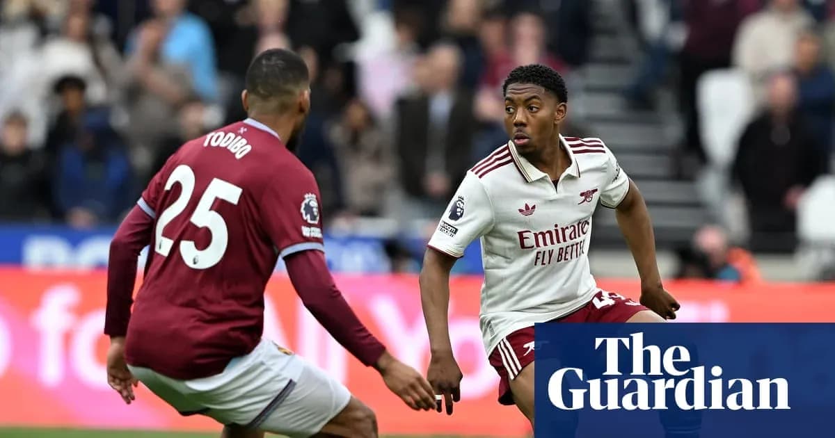 Jugador de Arsenal driblando ante defensor del equipo contrario Jugador de Arsenal driblando ante defensor del equipo contrario