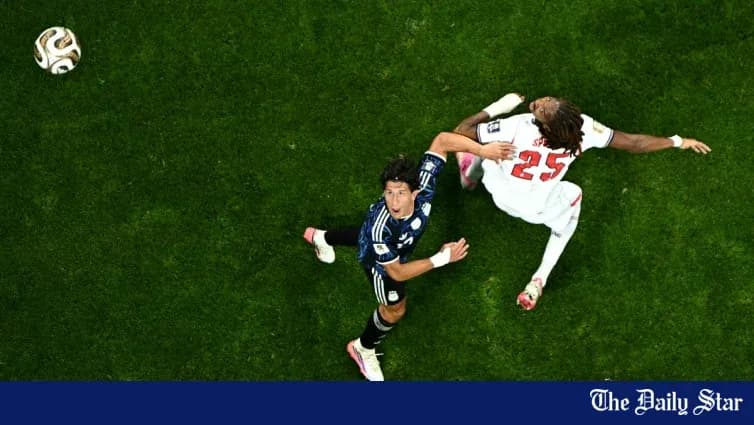 Jugador japonés intentando driblar a oponente en el campo Jugador japonés intentando driblar a oponente en el campo