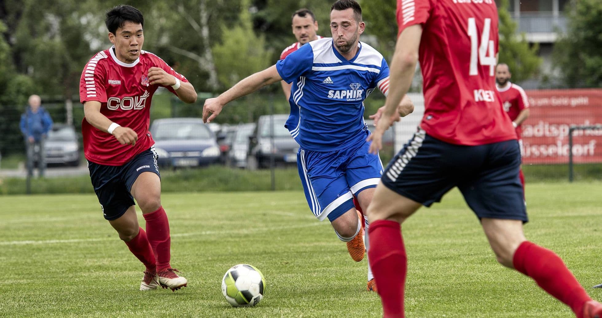 Jugadores compitiendo en partido de fútbol Jugadores compitiendo en partido de fútbol