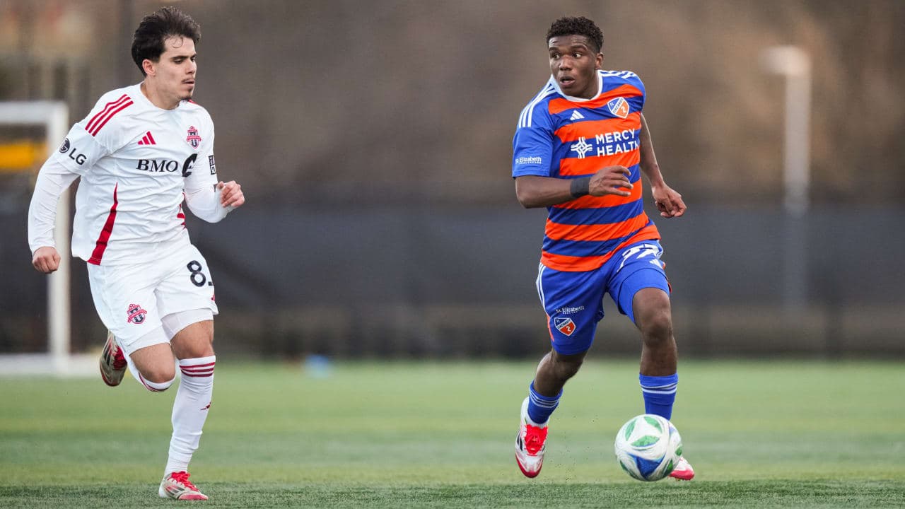 Jugador de FC Cincinnati II driblando el balón Jugador de FC Cincinnati II driblando el balón