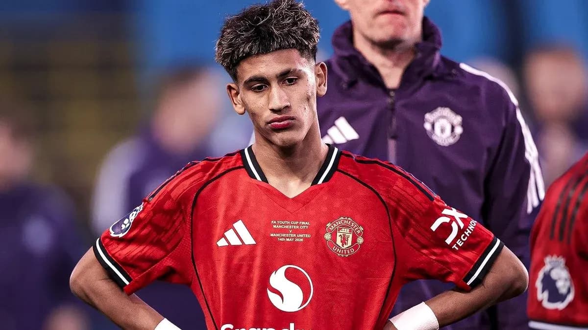Jugador de Manchester United con camiseta roja, pensativo Jugador de Manchester United con camiseta roja, pensativo