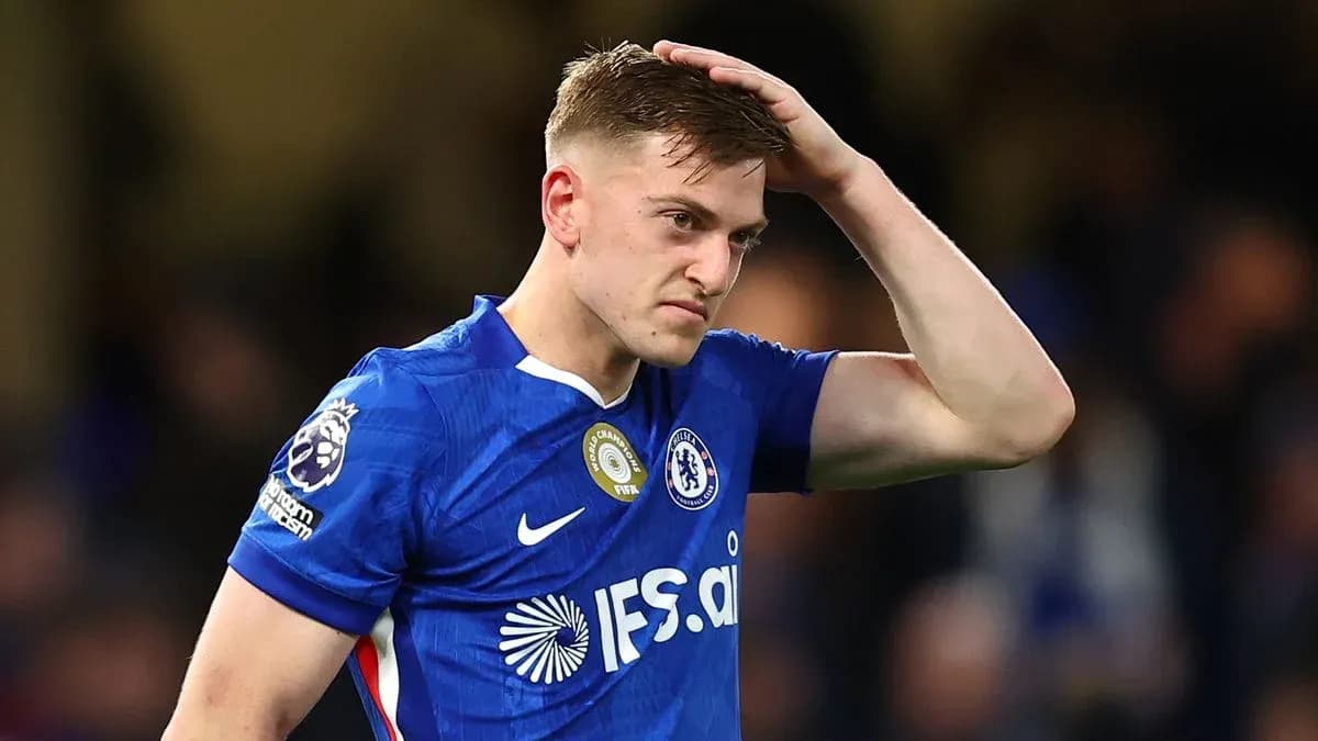 Jugador de Chelsea con camiseta azul en el campo Jugador de Chelsea con camiseta azul en el campo