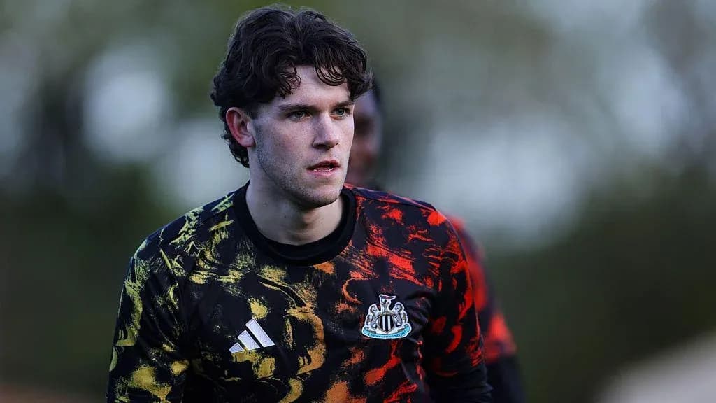 Jugador entrenando con camiseta de portero de Newcastle Jugador entrenando con camiseta de portero de Newcastle
