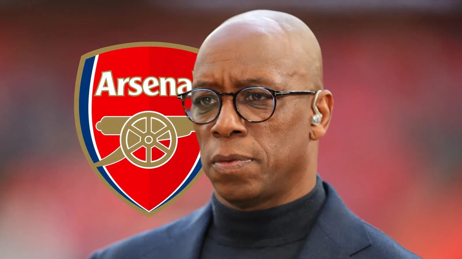 Hombre con gafas frente al escudo del Arsenal Hombre con gafas frente al escudo del Arsenal