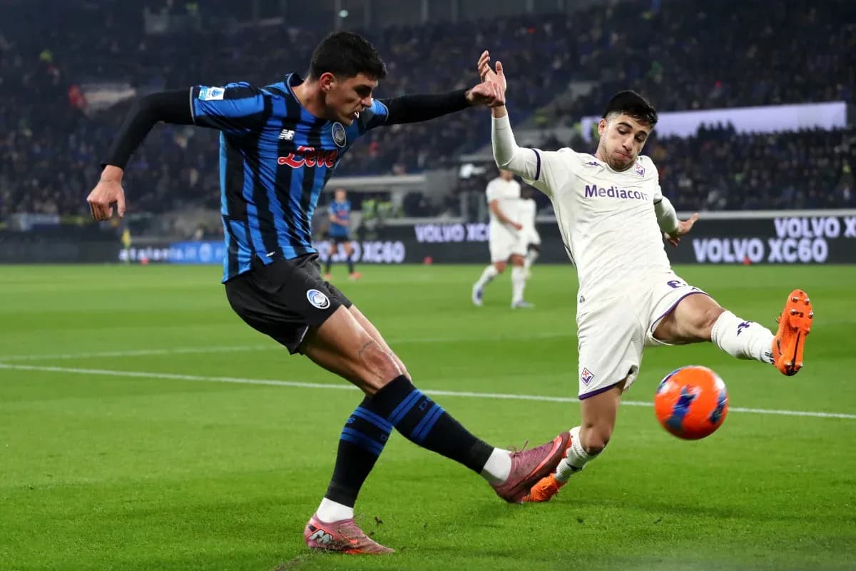 Futbolista de Atalanta defendiendo a jugador de Fiorentina Futbolista de Atalanta defendiendo a jugador de Fiorentina