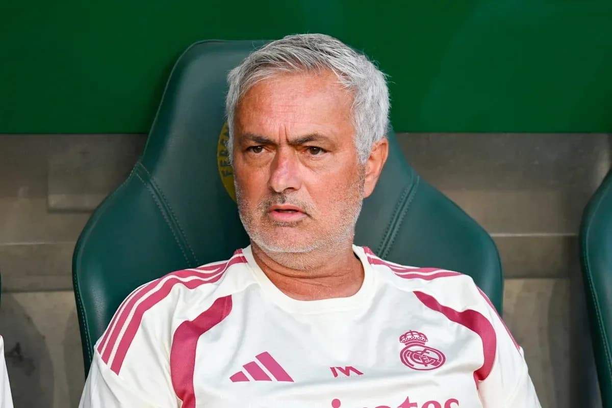 Entrenador sentado en el banquillo durante partido Entrenador sentado en el banquillo durante partido