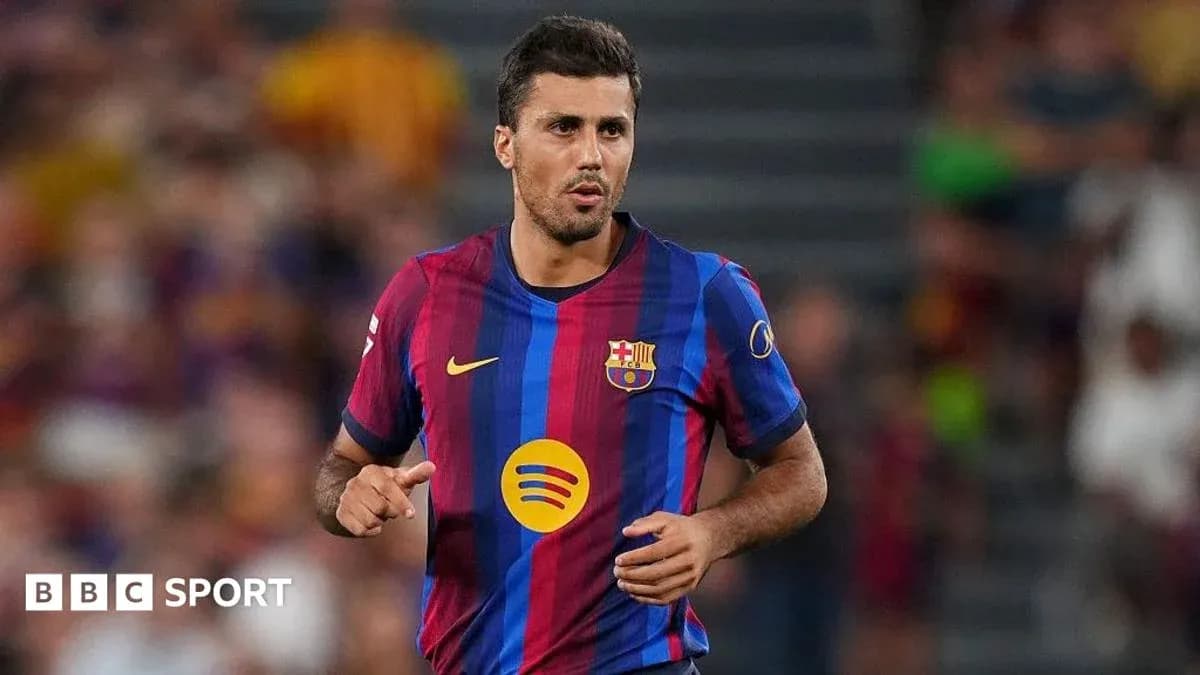 Jugador de Barcelona corriendo en el campo Jugador de Barcelona corriendo en el campo