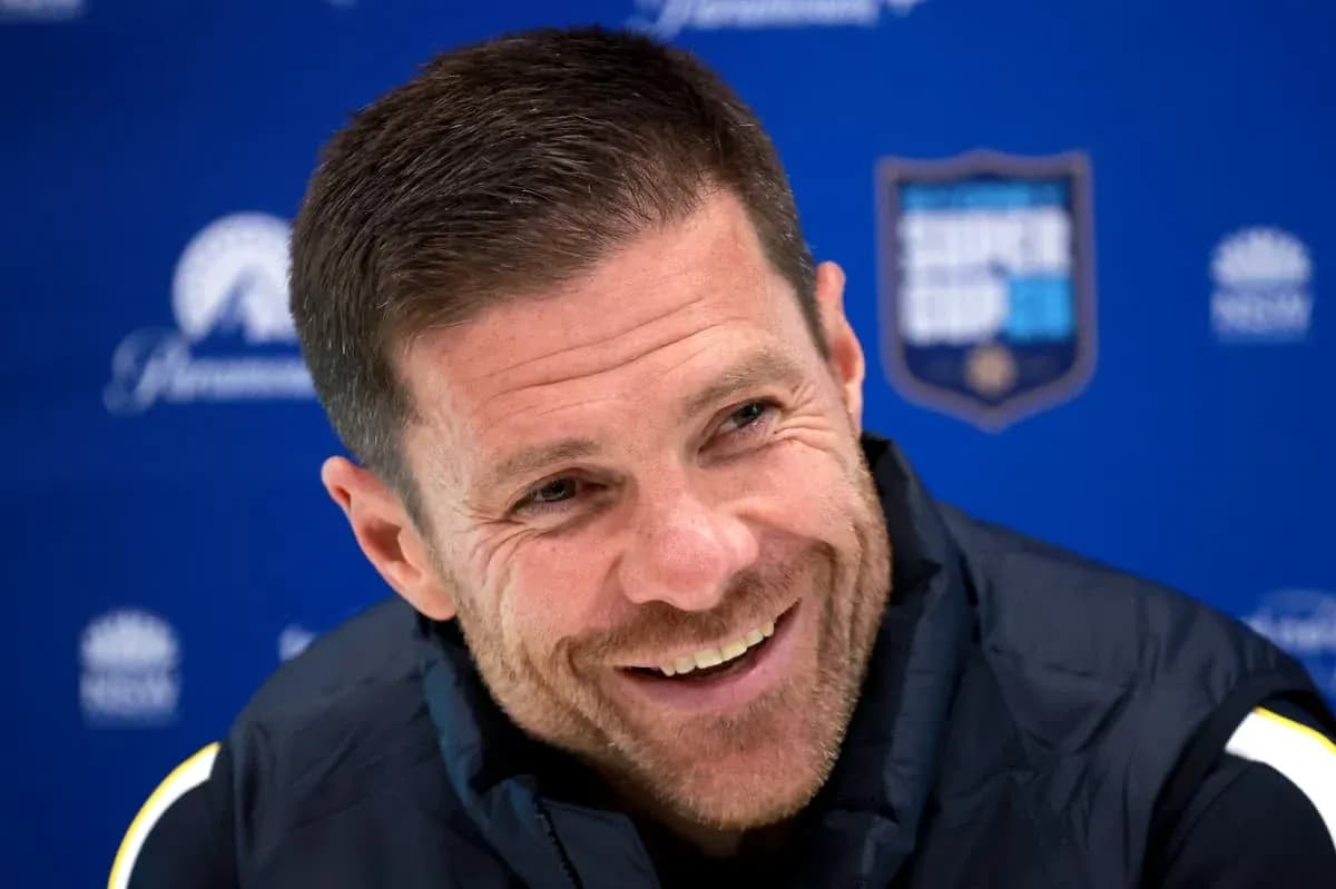 Entrenador sonriente en conferencia de prensa Entrenador sonriente en conferencia de prensa