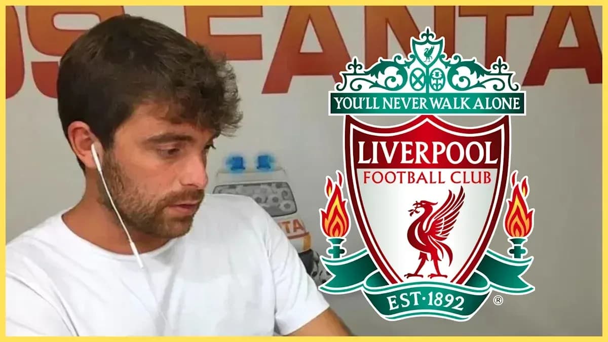 Hombre con auriculares junto al escudo de Liverpool Hombre con auriculares junto al escudo de Liverpool