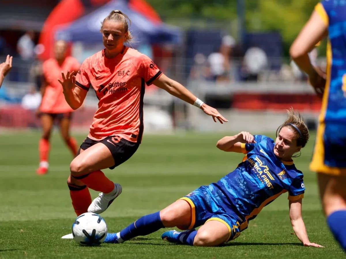 Jugadora de Bay FC y Utah Royals en acción Jugadora de Bay FC y Utah Royals en acción