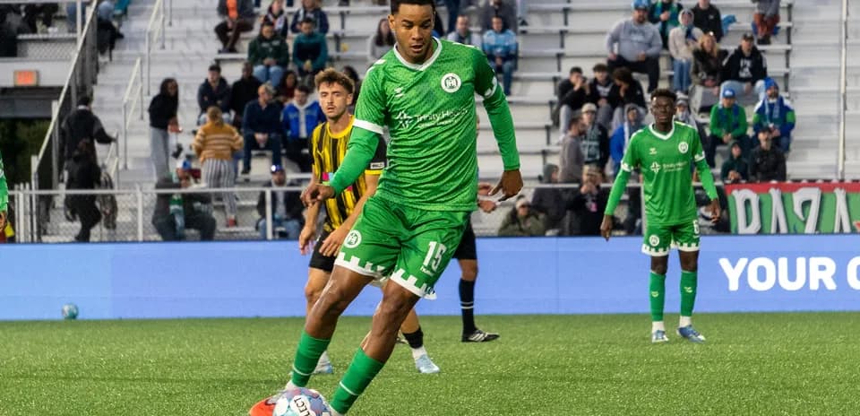 Jugador de Hartford Athletic en acción Jugador de Hartford Athletic en acción