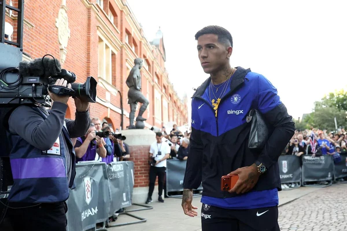 Jugador de Chelsea llegando al estadio con cámaras Jugador de Chelsea llegando al estadio con cámaras