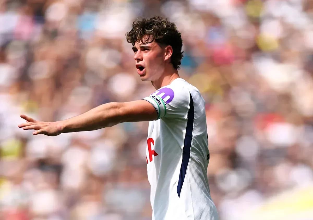 Jugador de Tottenham señalando en el campo de juego Jugador de Tottenham señalando en el campo de juego