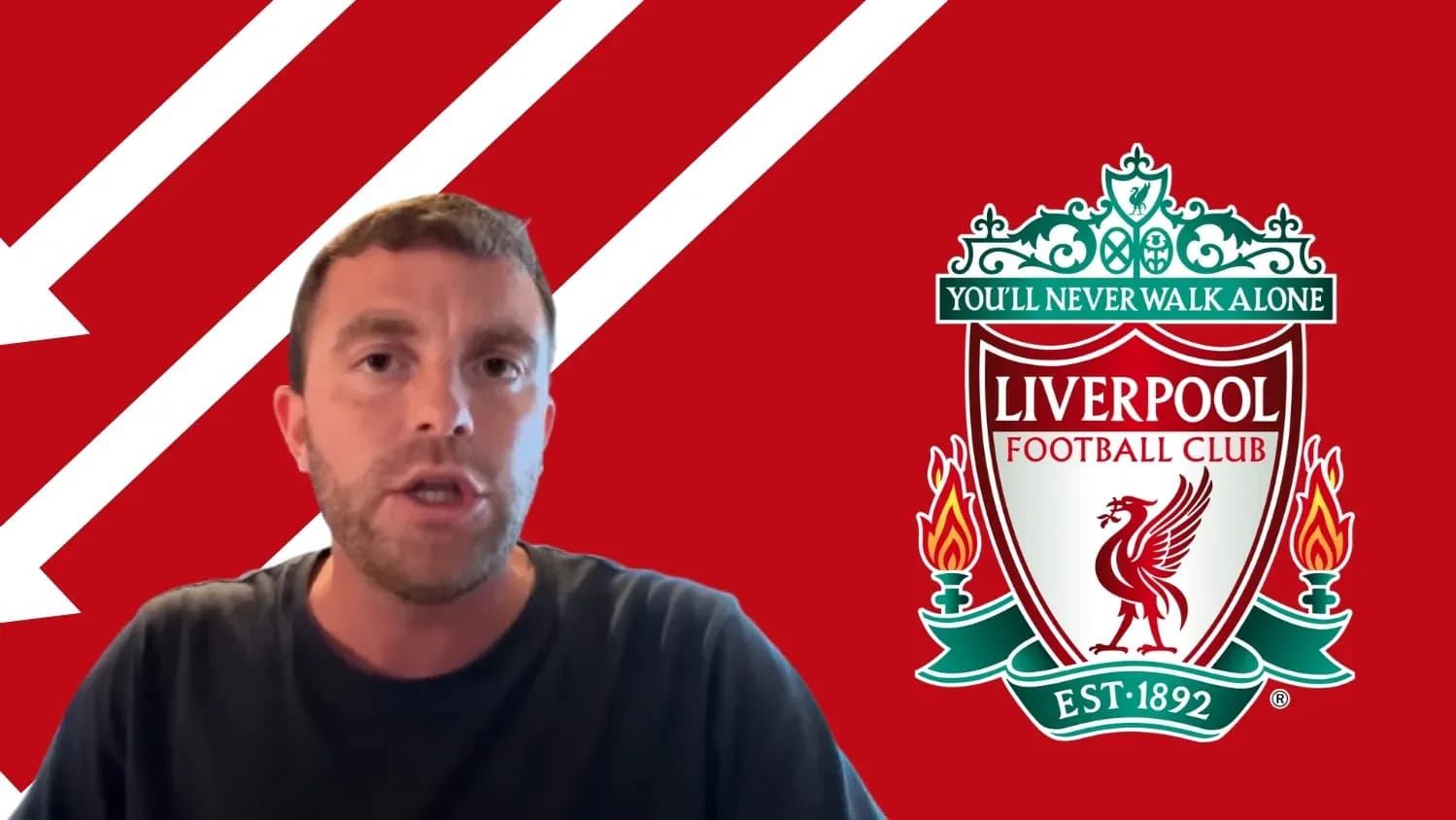 Persona hablando frente al logo de Liverpool FC Persona hablando frente al logo de Liverpool FC