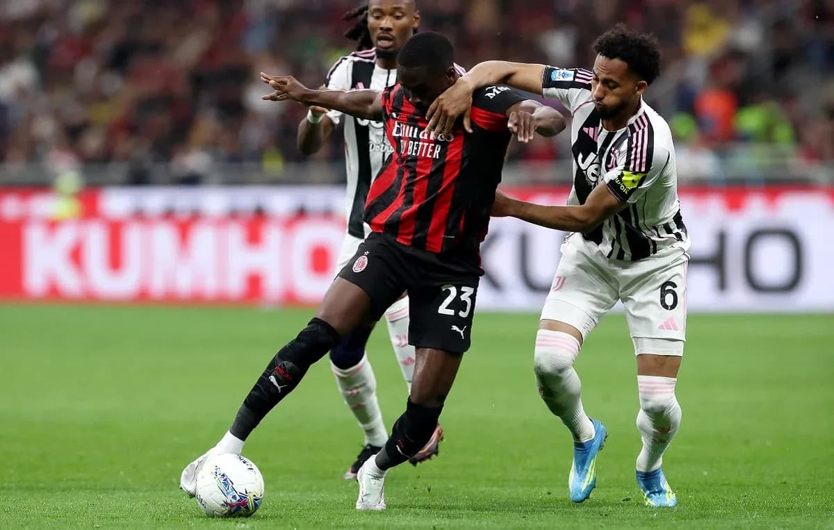 Jugadores de Juventus y AC Milan en acción Jugadores de Juventus y AC Milan en acción