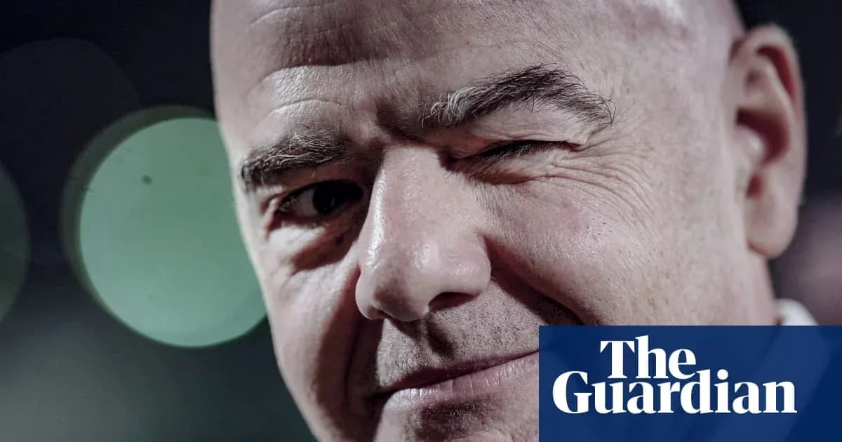 Hombre guiñando un ojo en fondo difuminado Hombre guiñando un ojo en fondo difuminado