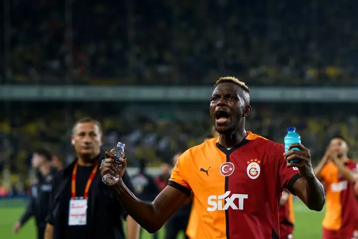 Jugador de Galatasaray celebrando con botellas de agua Jugador de Galatasaray celebrando con botellas de agua