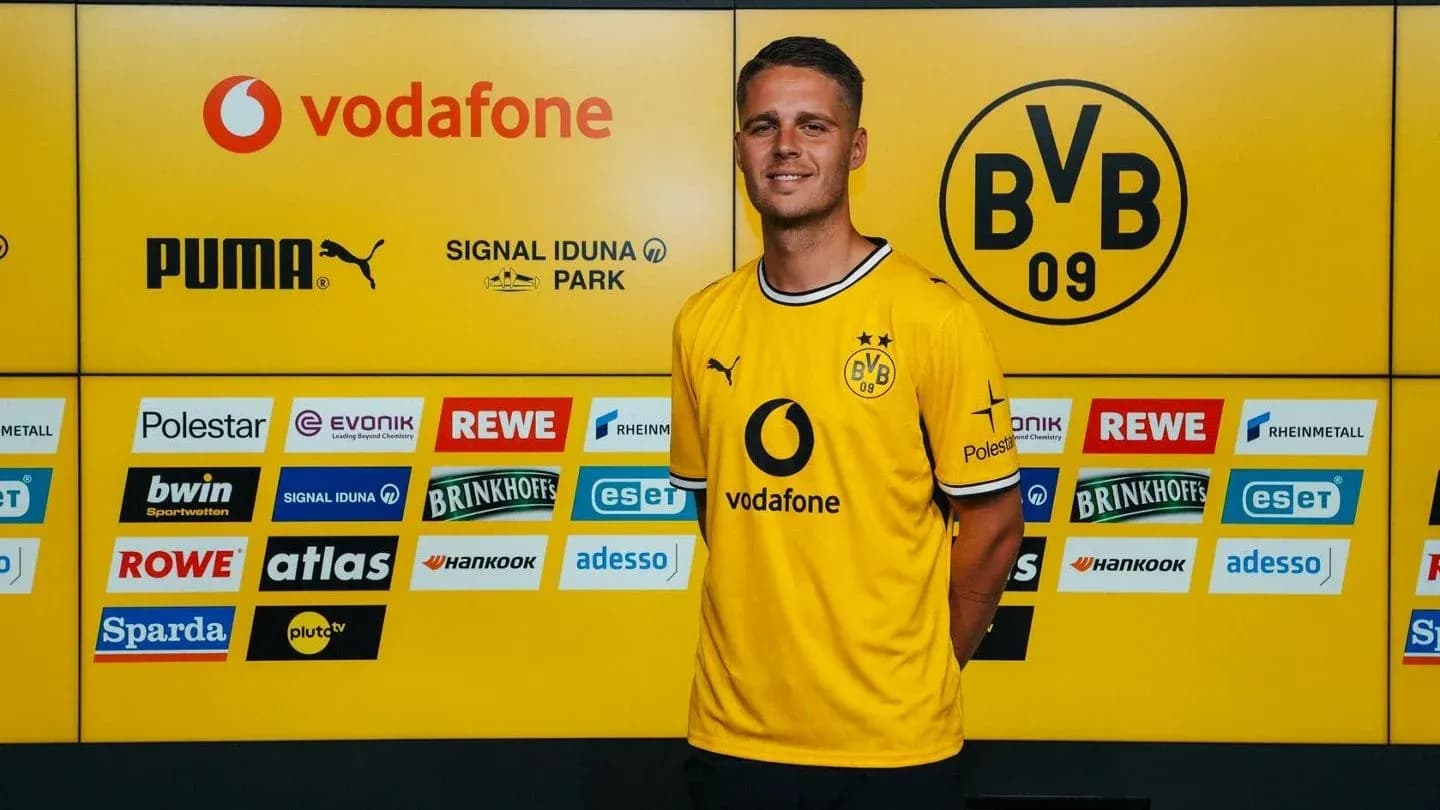 Jugador posando en presentación con camiseta de Borussia Dortmund Jugador posando en presentación con camiseta de Borussia Dortmund
