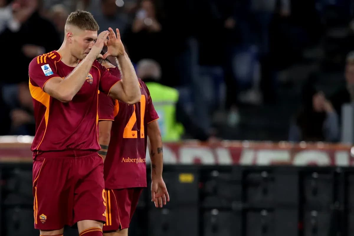 Jugador de AS Roma aplaudiendo a los aficionados Jugador de AS Roma aplaudiendo a los aficionados